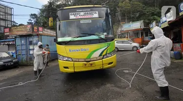 Anggota Batalyon B Brimob Cipanas melakukan penyemprotan disinfektan saat penyekatan arus lalu lintas di kawasan Ciloto, Cianjur, Jawa Barat, Jumat (17/4/2020). Penyemprotan yang dilakukan selama 20 hari tanpa henti ini untuk mencegah penyebaran virus corona COVID-19. (merdeka.com/Arie Basuki)