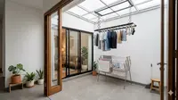 6 Desain Tempat Menjemur Pakaian Beratap Bening agar Cucian Cepat Kering saat Musim Hujan