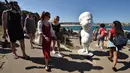 Pengunjung berjalan dekat patung berjudul Niemand karya Victor Fresco saat pameran Sculpture by the Sea di Sydney, Australia, Jumat (19/10). Saat acara dimulai, sekitar 12 hingga 15 patung belum terpasang karena hujan terus berlangsung. (PETER PARKS/AFP)