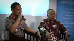 Kapolri Jenderal Tito Karnavian disaksikan Ketua CDC Din Syamsuddin memberi paparan dalam Dialog Bersama Kapolri di Jakarta, Kamis (4/8). Dialog tersebut membahas tentang konflik yang terjadi di beberapa wilayah di Indonesia. (Liputan6.com/Faizal Fanani)