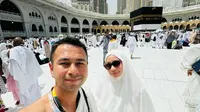 Dalam keterangannya mereka mengucap syukur diundang kembali oleh Allah ke Tanah Suci. "Alhamdulillah Bisa Menjadi Tamu undangan Allah , Bisa Berada di tempat ini lagi .... Terimakasih Ya Allah," tulisnya. (Foto: Instagram/ raffinagita1717)