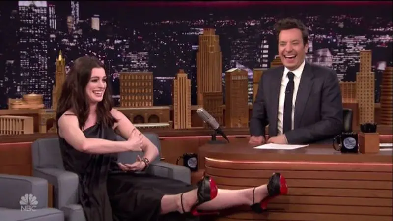 Anne Hathaway bercerita soal kejadian mengerikan yang ia lewati bersama sang buah hati. [foto: mirror.co.uk]