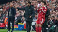 Pelatih Manchester United, Ruben Amorim, memberikan instruksi dari pinggir lapangan selama pertandingan Premier League Inggris antara Liverpool dan Manchester United di Liverpool, Inggris, Minggu, 19 Oktober 2025. (Foto AP/Ian Hodgson)