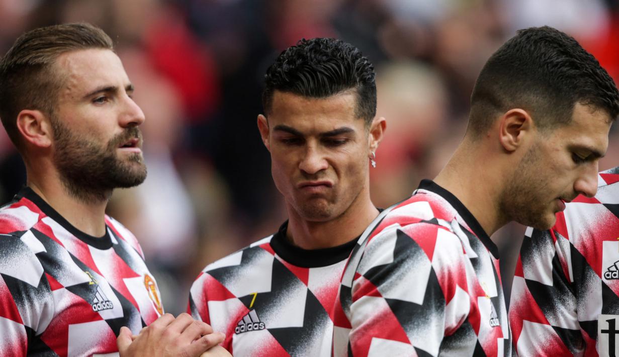 Ekspresi Cristiano Ronaldo saat pemanasan bersama rekan satu tim sebelum pertandingan MU melawan Newcastle United di Old Trafford. (AFP/Ian Hodgson)