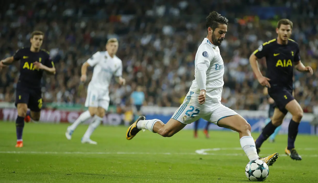 Gelandang Real Madrid, Isco, melepaskan tendangan saat melawan Tottenham pada laga Liga Champions di Stadion Santiago Bernabeu, Madrid, Selasa (17/10/2017). Kedua klub bermain imbang 1-1. (AP/Paul White)
