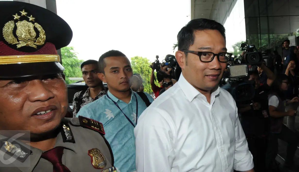 Walikota Bandung Ridwan Kamil saat menyambangi Gedung KPK, Jakarta, Selasa (24/11). Pria yang akrab Emil ini bermaksud untuk mengkoordinasikan penyelenggaraan Festival Hari Antikorupsi 2015 di Bandung pada Desember mendatang. (Liputan6.com/Helmi Afandi)