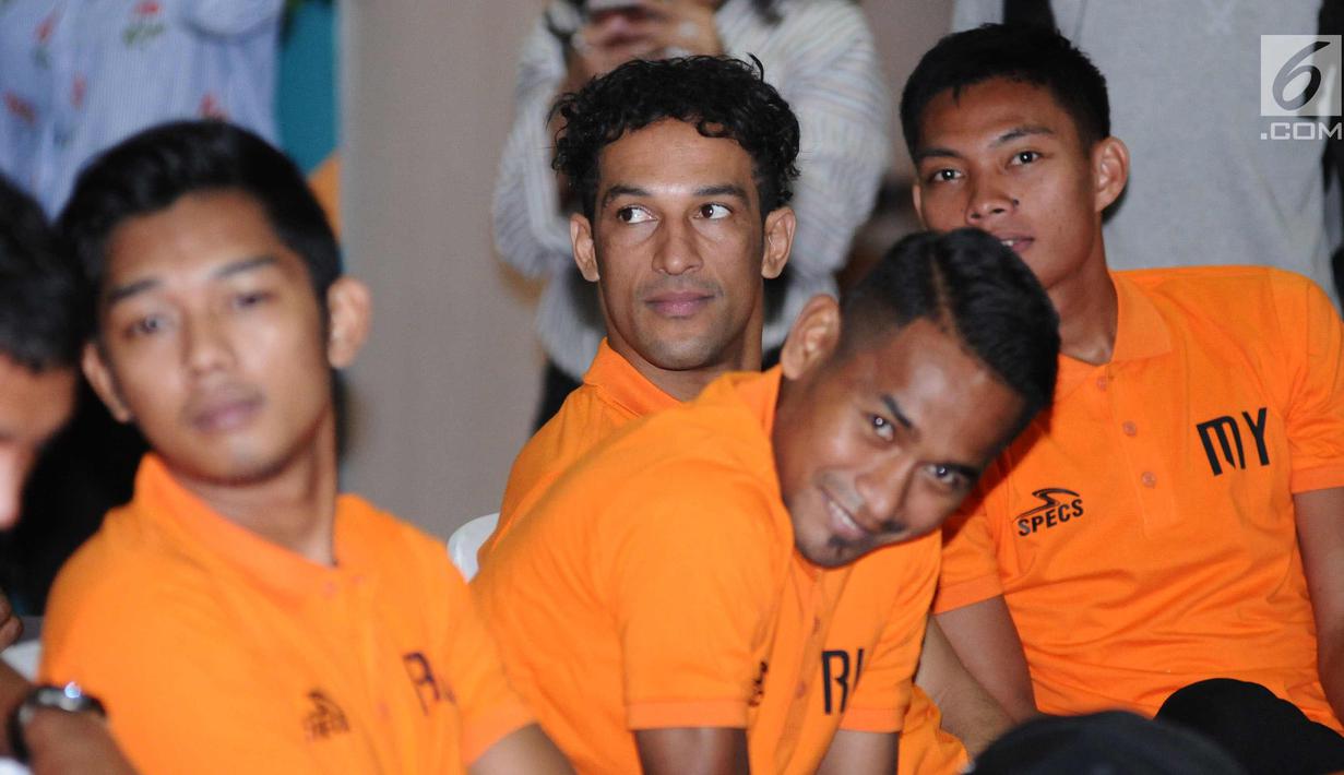 Sejumlah pemain Persija saat menghadiri syukuran gelar juara Piala Presiden 2018 bersama Dewan Pembina Persija Komjen Pol Syafruddin di Jakarta, Senin (19/2). (Liputan6.com/Helmi Fithriansyah)