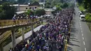 Rombongan imigran Honduras berjalan kaki menuju Amerika Serikat di negara bagian Chiapas, Meksiko, 21 Oktober 2018. Rata-rata para imigran melarikan diri karena kondisi di Honduras sudah tidak aman. (Pedro Pardo/AFP)