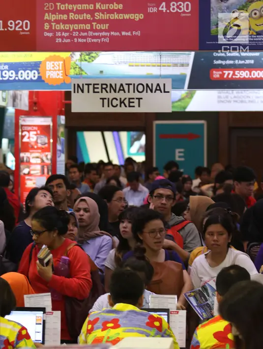 Antrean pengunjung saat mencari berbagai promo jalan-jalan dalam Garuda Indonesia Travel Fair (GATF) 2018 di Jakarta Covention Centre, Jumat (5/4). Dalam gelaran GATF Phase kali ini diskon yang ditawarkan hingga 80 persen. (Liputan6.com/Angga Yuniar)