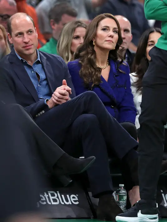 <p>Pangeran Inggris William bersama Kate Middleton, Putri Wales saat menyaksikan pertandingan NBA antara Boston Celtics dan Miami Heat di TD Garden di pusat kota Boston, pada 30 November 2022. (Photo by Jim Davis/Pool/AFP)</p>