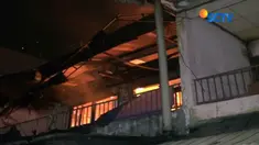 Belum diketahui pasti penyebab munculnya api. Namun diduga api bersumber dari hubungan arus pendek.