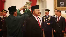 Irjen (Pol) Heru Winarko mengucapkan sumpah jabatan yang dipimpin oleh Presiden Jokowi dalam acara pelantikan Kepala BNN di Istana Negara, Jakarta, Kamis (1/3). Sebelumnya, Irjen Heru menempati jabatan Deputi Penindakan KPK. (Liputan6.com/Angga Yuniar)