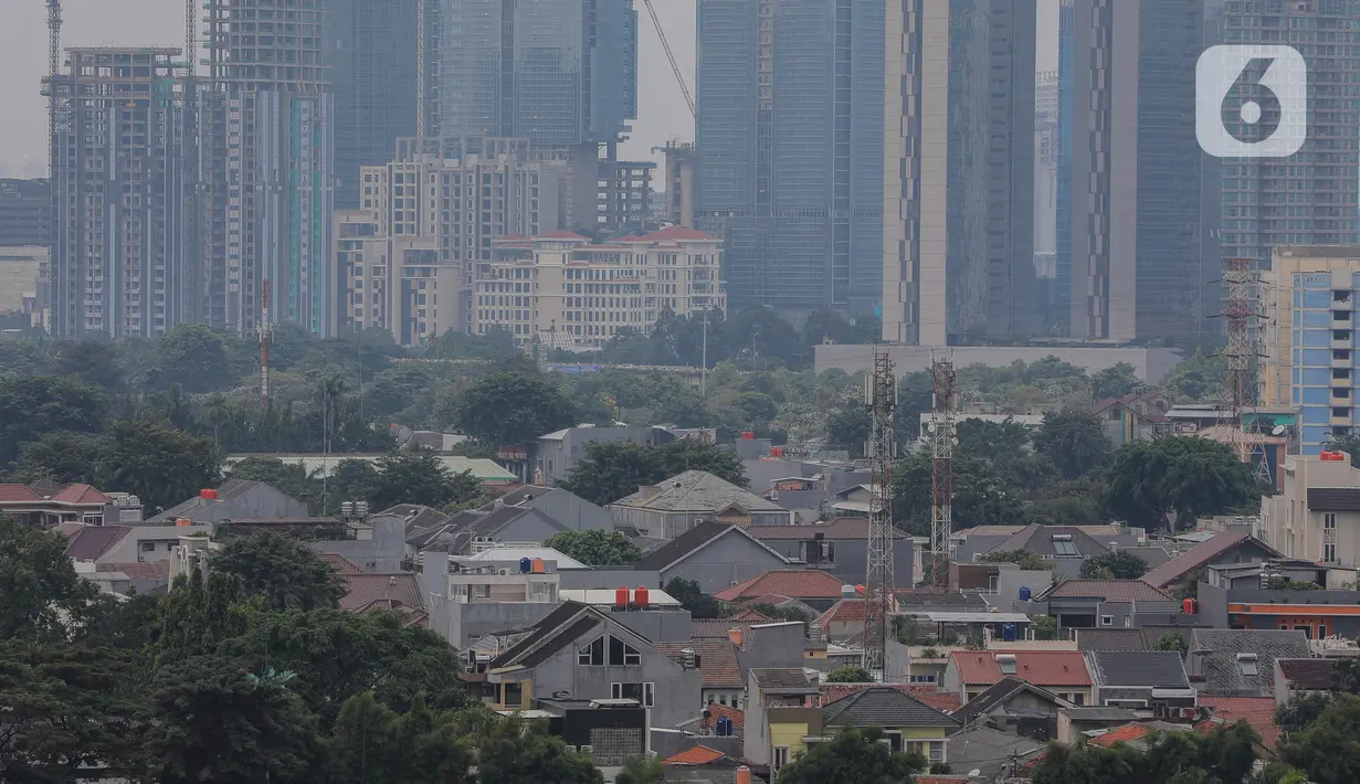 Deretan gedung bertingkat tersamar kabut polusi udara di Jakarta, Selasa (20/4/2021). Berdasarkan data "World Air Quality Index" pada Selasa (20/4) pukul 10.00 WIB tingkat polusi udara di Jakarta berada pada angka 174. (Liputan6.com/Johan Tallo)