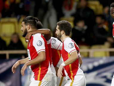 Meski tinggi badan di sepak bola tidak terlalu berpengaruh seperti di bola basket, namun ada beberapa pemain di sepak bola yang memiliki tinggi tidak biasa. Dengan tinggi melebihi 2 meter, tentu aksinya akan jadi pusat perhatian. Siapa sajakah? Yuk simak ulasannya. (AFP/Valery Hache)