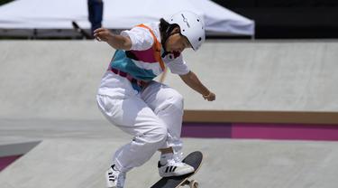 Skater Jepang Momiji Nishiya bertanding dalam final street skateboarding putri Olimpiade Tokyo 2020 di Tokyo, Jepang, 26 Juli 2021. Nama Momiji Nishiya meroket usai meraih medali emas di cabang olahraga skateboarding Olimpiade Tokyo 2020. (AP Photo/Ben Curtis)