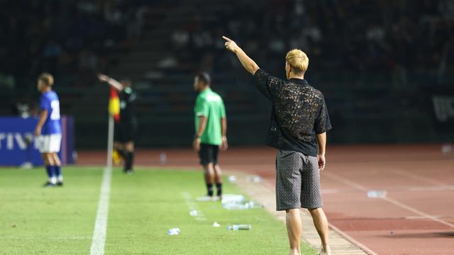 Gaya nyentrik Direktur Teknik Timnas Kamboja U-22, Keisuke Honda, di SEA Games 2023.