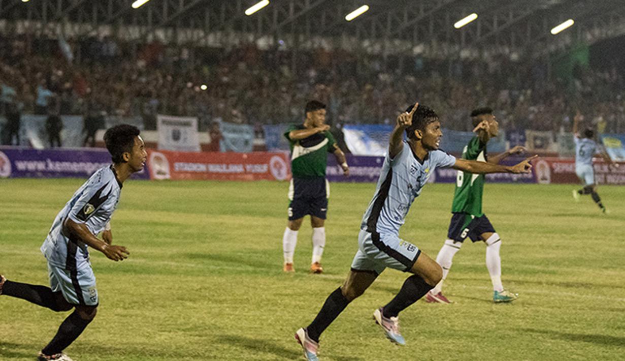 Pemain Perserang, Nanang Asripin merayakan gol ke gawang Persidago pada laga perdana Piala Kemerdekaan di Stadion Maulana Yusuf, Serang, Sabtu (15/8/2015). (Bola.com/Vitalis Yogi Trisna)