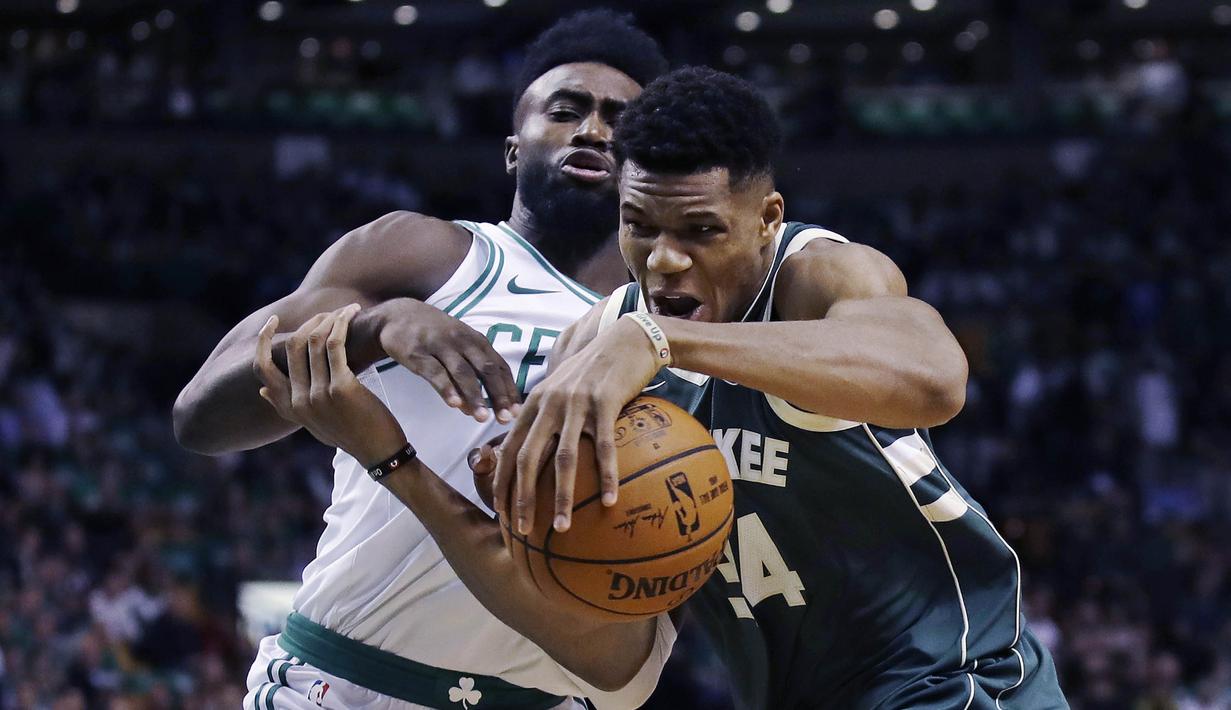 Pebasket Milwaukee Bucks, Giannis Antetokounmpo, berebut bola dengan pebasket Boston Celtics, Jaylen Brown, pada laga NBA di TD Garden, Boston, Rabu (18/10/2017). Celtics kalah 100-108 dari Bucks. (AP/Charles Krupa)