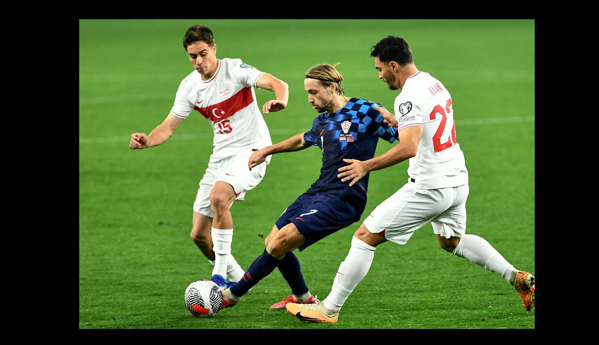 Kenan Yildiz (kiri) yang kini berusia 18 tahun dan tengah membela tim muda Juventus, Juve Next Gen menjalani debut bersama Timnas Turki saat menghadapi tuan rumah Kroasia pada laga Grup D Kualifikasi Euro 2024 (12/10/2023). Dalam laga yang berakhir dengan kemenangan 1-0 dan memastikan Turki lolos ke putaran final, Kenan Yildiz tampil sejak menit ke-86 menggantikan Kerem Akturkoglu. (AFP/Denis Lovrovic)