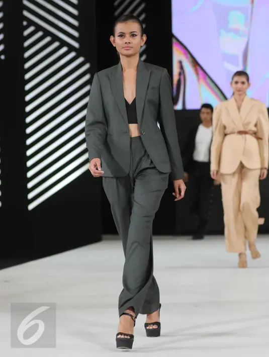Model berjalan dipanggung mengenakan busana rancangan  LasSalle College dalam pagelaran Senayan City Fashion Nation ke-11, Jakarta, Selasa (11/4). Peragaan busana ini melibatkan banyak desainer muda. (Liputan6.com/Gempur M. Surya)