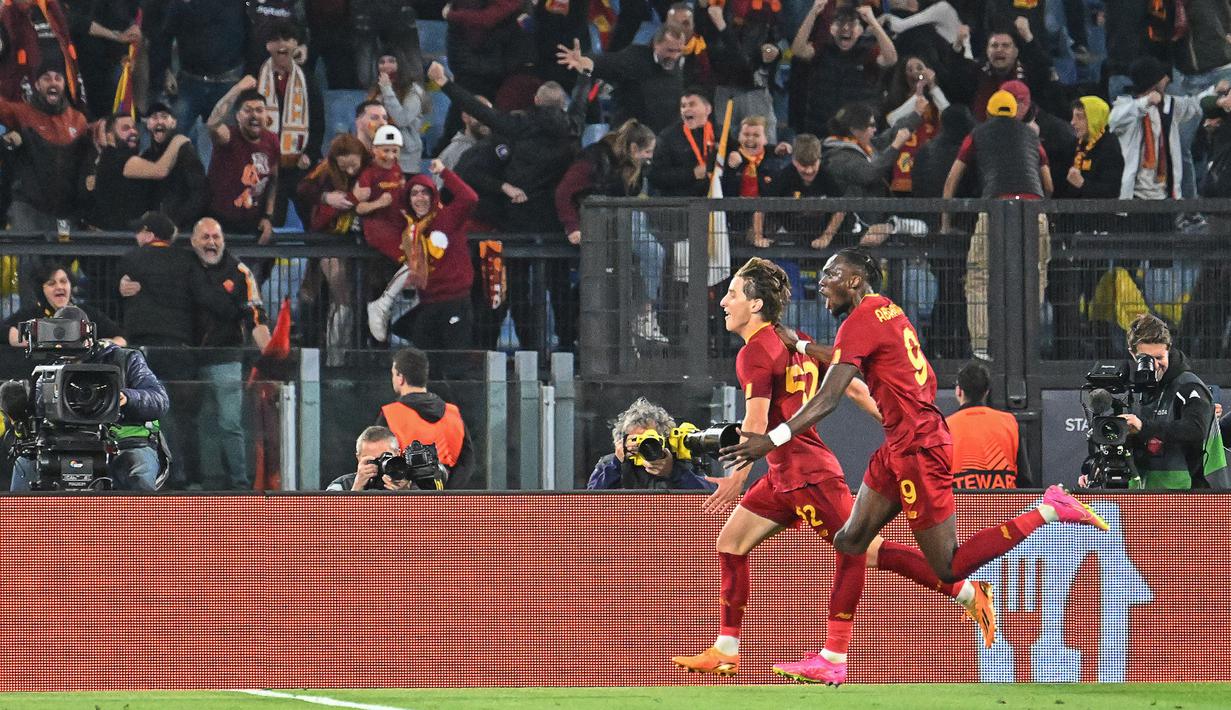 Pemain AS Roma, Edoardo Bove (kiri) melakukan selebrasi bersama Tammy Abraham setelah mencetak gol ke gawang Juventus pada laga leg pertama semifinal Liga Europa 2022/2023 di Olympic Stadium, Roma, Jumat (12/05/2023) WIB. Pertandingan dimenangkan oleh AS Roma dengan skor 1-0. (AFP/Alberto Pizzoli)