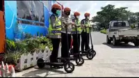 Para petugas Satlantas Polres Tasikmalaya dengan satu unit scuter plus seragam lengkap dan helm pelindung kepala, nampak bersiaga di rute mudik nasional 2022 via Tasikmalaya, Jawa Barat untuk mengurai kemacetan. (Liputan6.com/Jayadi Supriadin)