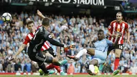 Bomber Manchester City, Kelechi Iheanacho (dua dari kanan), berjibaku di tengah kepungan para pemain Sunderland, pada laga perdana Premier League 2016-2017, di Etihad Stadium, Sabtu (13/8/2016). Manchester City unggul 2-0.  (Reuters/Darren Staples)