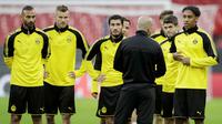 Pelatih Borussia Dortmund, Peter Bosz, memberikan arahan kepada anak asuhnya saat sesi latihan jelang laga Liga Champions di Stadion Wembley, London, Selasa (12/9/2017). Borussia Dortmund akan berhadapan dengan  Tottenham Hotspur. (AP/Matt Dunham)