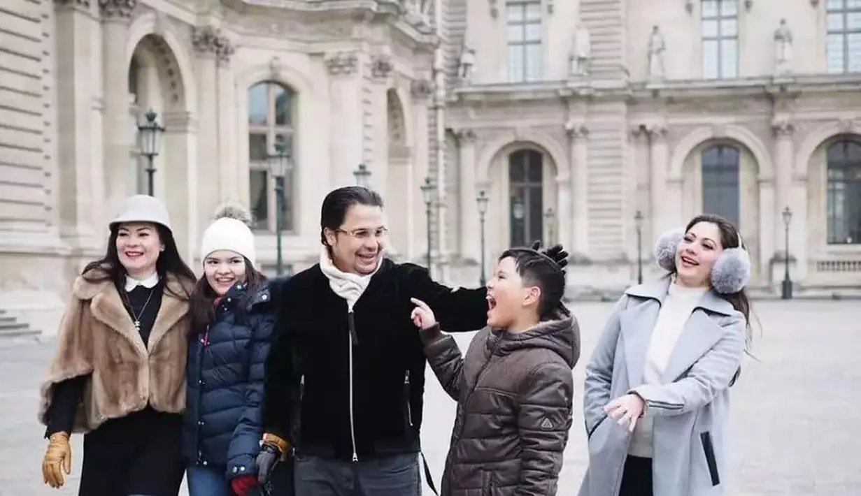 Tidak hanya beberapa potret saling dukung, Cut Keke dan istri pertama suaminya juga kerap menikmati liburan bersama. Momen keluarga harmonis Malik Bawazier bersama  dua istrinya saat menikmati liburan bersama. [Foto: Instagram/@ofc_cutkekelovers_seindonesia]