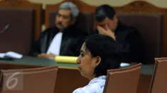 Asisten pribadi mantan anggota DPR RI Dewie Yasin Limpo, Rinelda Bandaso mendengarkan pembacaan tuntutan di Pengadilan Tipikor, Jakarta, Senin (25/4/2016). Rinelda dituntut penjara lima tahun dan denda Rp200 juta. (Liputan6.com/Helmi Fithriansyah)