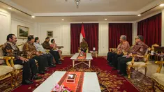Presiden Joko Widodo (tengah) bertemu anggota Dewan Pertimbangan Presiden (Wantimpres) di Kantor Presiden Kompleks Istana Kepresidenan Jakarta, Rabu (1/4/2015). (Liputan6.com/Faizal Fanani)