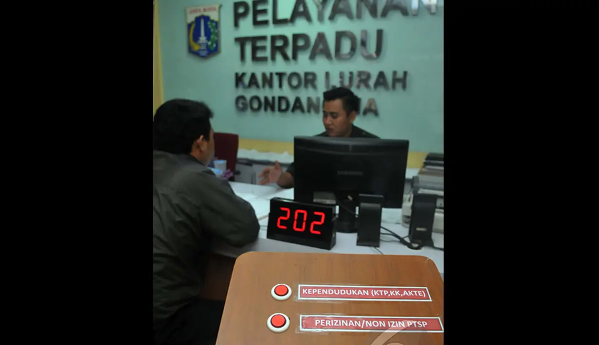 Pemerintah DKI Jakarta kini menerapkan pendekatan sistem sebagai alat dalam mengoperasikan kebijakan Pelayanan Terpadu Satu Pintu (PTSP) di setiap kelurahan,  Jakarta, Senin (12/1/2015). (Liputan6.com/JohanTallo)