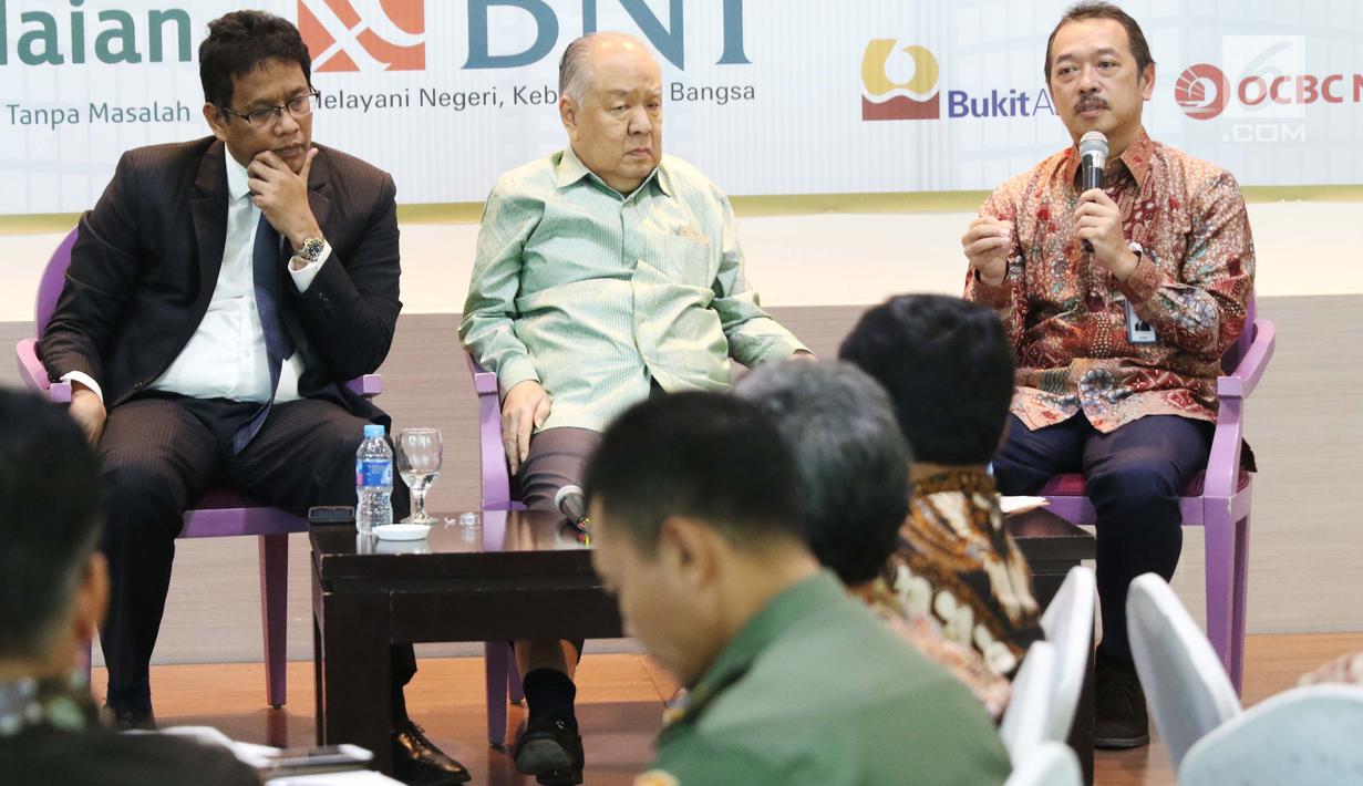 Deputi BUMN Bidang PISM, Fajar Harry Sampurno memberi pemaparan saat diskusi tentang BUMN di Jakarta, Rabu (19/7). Diskusi tersebut bertema Seabad Konglomerasi BUMN. (Liputan6.com/Angga Yuniar)