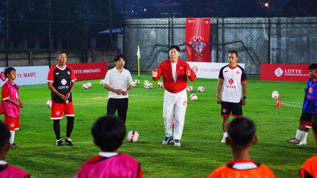Didampingi 2 Eks Timnas Indonesia, Shin Tae-yong Berbagi Ilmu dengan 40 Talenta Muda