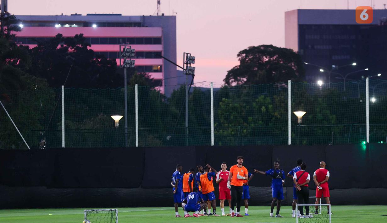 Berlaga di ajang FIFA Series 2026, Saint Kitts and Nevis memboyong 23 pemainnnya ke Jakarta. Tampak dalam foto, para pemain Saint Kitts and Nevis saat menggelar sesi latihan perdana untuk FIFA Series 2026 di Lapangan A Stadion Utama Gelora Bung Karno (SUGBK), Jakarta, Selasa (24/3/2026). (Bola.com/M Iqbal Ichsan)