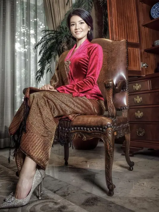 Chef yang selalu terlihat anggun ini juga mengenakan kebaya fuschia berbahan velvet lengkap dengan brosnya. Dipadukan kain dan selendang motif serasi waena coklat. (@farahquinnofficial)