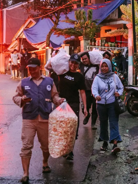 Berusaha menghilangkan rasa lelahnya, Awkarin bahkan sempat tersenyum dan berpose di kamera. Tentu saja ia mendapat banyak ucapan terima kasih dari para korban Gempa Cianjur. Postingan foto-foto Awkarin jadi relawan ini pun menuai banyak pujian dari netizen. (Liputan6.com/IG/@narinkovilda)