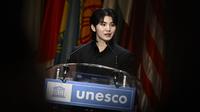Penyanyi Korea Selatan, Woozi, alias Lee Ji-hoon menyampaikan pidato usai tampil bersama boy band K-POP "Seventeen" di kantor pusat UNESCO di Paris pada 14 November 2023. (JULIEN DE ROSA/AFP)