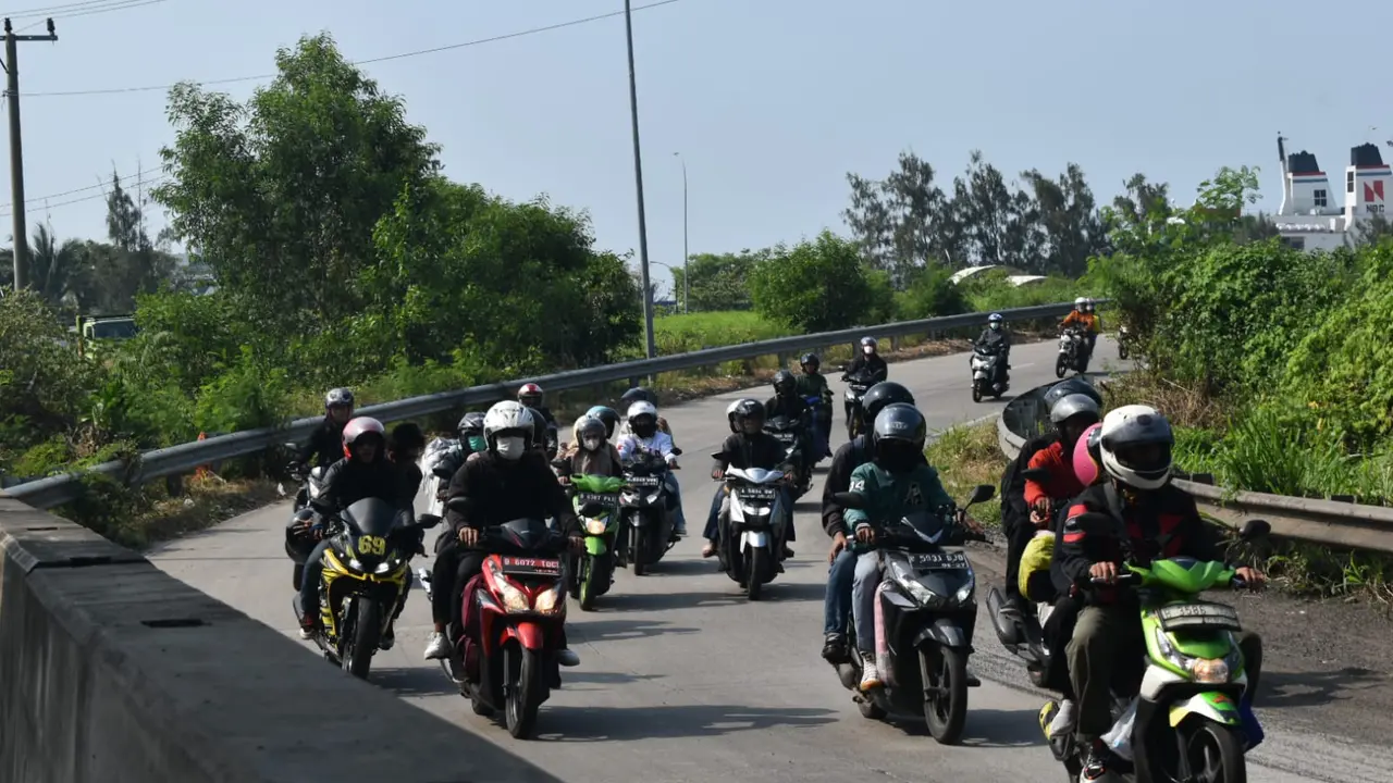 Pemudik kendaraan bermotor masuk ke Pelabuhan Bakauheni, Lampung Selatan. Foto (Liputan6.com/Ardi)