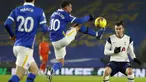 Gelandang Brighton & Hove Albion, Alexis Mac Allister mengontrol bola di depan penyerang Tottenham Hotspur, Gareth Bale dalam pekan ke-21 Liga Inggris di Amex Stadium pada Senin (1/2/2021) dini hari WIB. Brighton taklukkan Tottenham Hotspur dengan skor 1-0. (Andrew Boyers/Pool via AP)