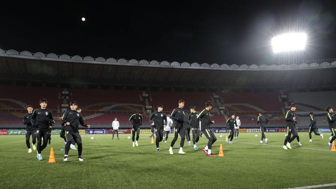 Para pemain Korea Selatan bersiap mengikuti latihan tim Stadion Kim Il Sung di Pyongyang (14/10/2019). Dalam pertandingan ini pemain depan Tottenham Son Heung-min akan bermain di laga tersebut. (Korea Football Association/AFP)