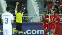 Wasit yang memimpin laga Timnas Indonesia U-23 melawan Uzbekistan saat semifinal Piala Asia U-23, Senin (29/04/2024) tengah menjadi sorotan tajam para warganet (netizen) Indonesia. Pasalnya, ada banyak keputusan yang merugikan skuad Garuda Muda. Mulai dari pelanggaran Witan Sulaeman di kotak penalti hingga kartu merah untuk Rizky Ridho yang membuat Timnas Indonesia U-23 bermain 10 pemain. (AFP/Karim Jaafar)