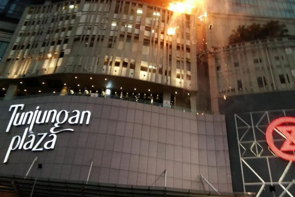 Tunjungan Plaza Surabaya kebakaran. (Dian Kurniawan/Liputan6.com)