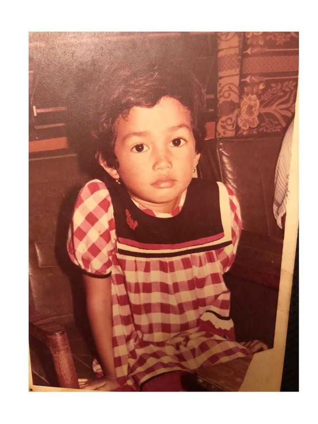 6 Potret Masa Kecil Ussy Sulistiawaty, Gayanya saat SD Curi Perhatian