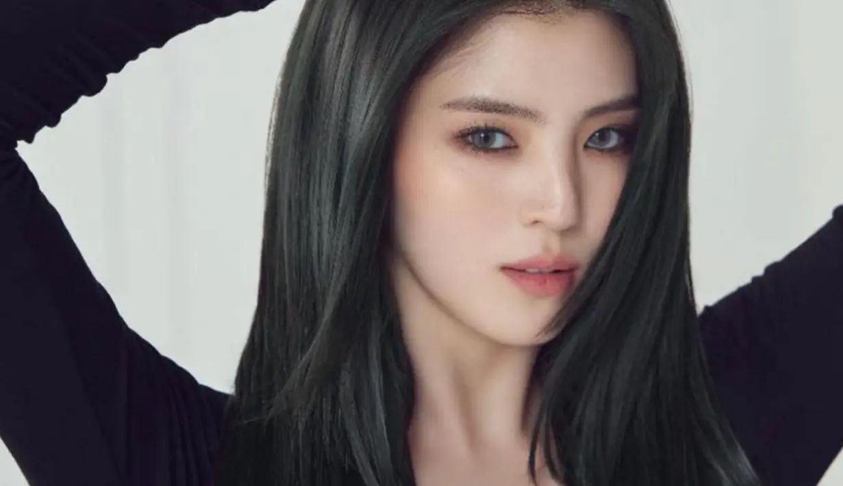 Han So Hee sukses tampil sebagai lawan main Song Kang di drama Nevertheless. Han So Hee memiliki kulit putih bersih dan wajah rupawan. Dalam beberapa kesempatan, Han So Hee tampil mengenakan warna lipstik dan makeup mata yang bold untuk lebih menonjolkan fitur-fitur pada wajah cantiknya.