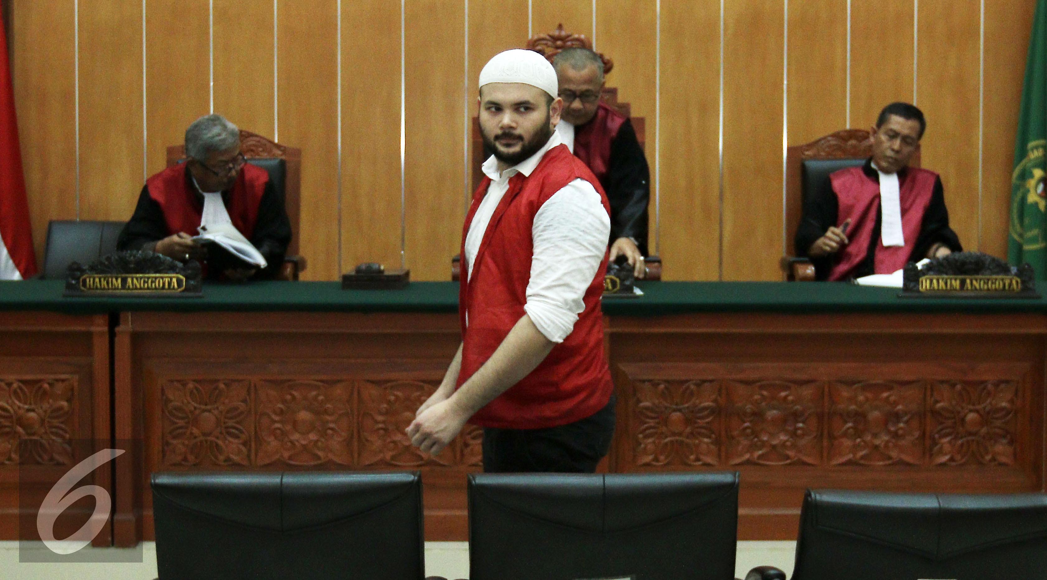 Ridho Rhoma menjalani sidang perdana kasus narkoba di Pengadilan Negeri Jakarta Barat, Selasa (4/7/2017). (Herman Zakharia/Liputan6.com)
