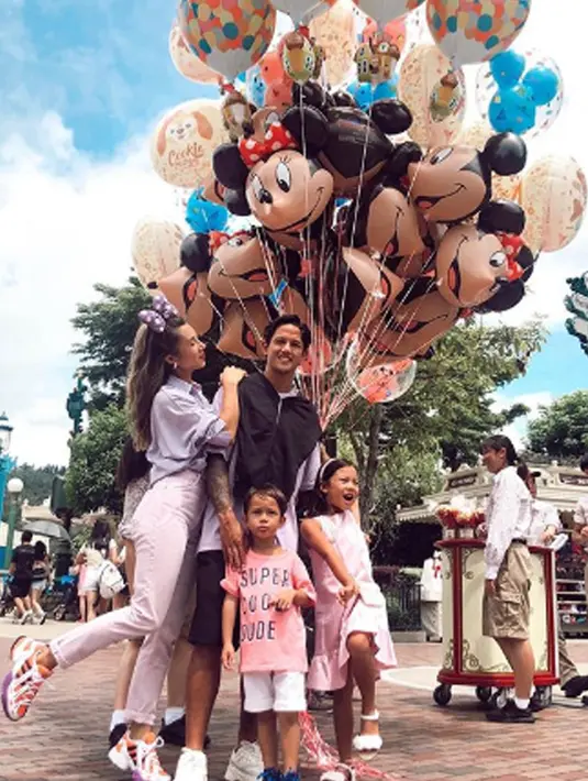 Berlibur ke Hongkong, Jennifer dan keluarga tidak melewatkan kesempatan untuk mengunjungi Disneyland. Kiyomi dan Kenji terlihat sangat bahagia ya. (Liputan6.com/IG/jenniferbachdim)