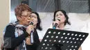 Penyanyi Titiek Hamzah menyumbangkan lagu seusai prosesi adat batak di rumah duka Fatmawati, Jakarta, Sabtu (27/08). Sebelum dibawa ke rumah sakit, Eddy Silitonga sempat menyanyi dengan keluarga. (Liputan6.com/Herman Zakharia)