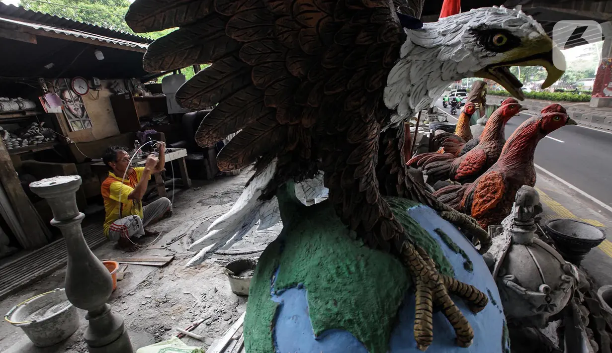 Perajin membuat patung berbahan dasar batu alam di Sanggar Dunia Batu Alam, Jakarta, Senin (5/12/2020). Sebelum pandemi Covid-19 perajin batu alam mengaku mendapatkan omzet Rp200 juta - Rp300 juta sebulan, namun kini hanya mampu mengantongi Rp30 juta - Rp50 juta sebulan. (merdeka.com/Imam Buhori)