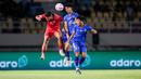 <p>Pemain Arema FC, Achmad Maulana Syarif (tengah) berduel udara dengan pemain Borneo FC, Berguinho pada laga final Piala Presiden 2024 di Stadion Manahan, Solo, Minggu (4/8/2024). (Bola.com/Bagaskara Lazuardi)</p>